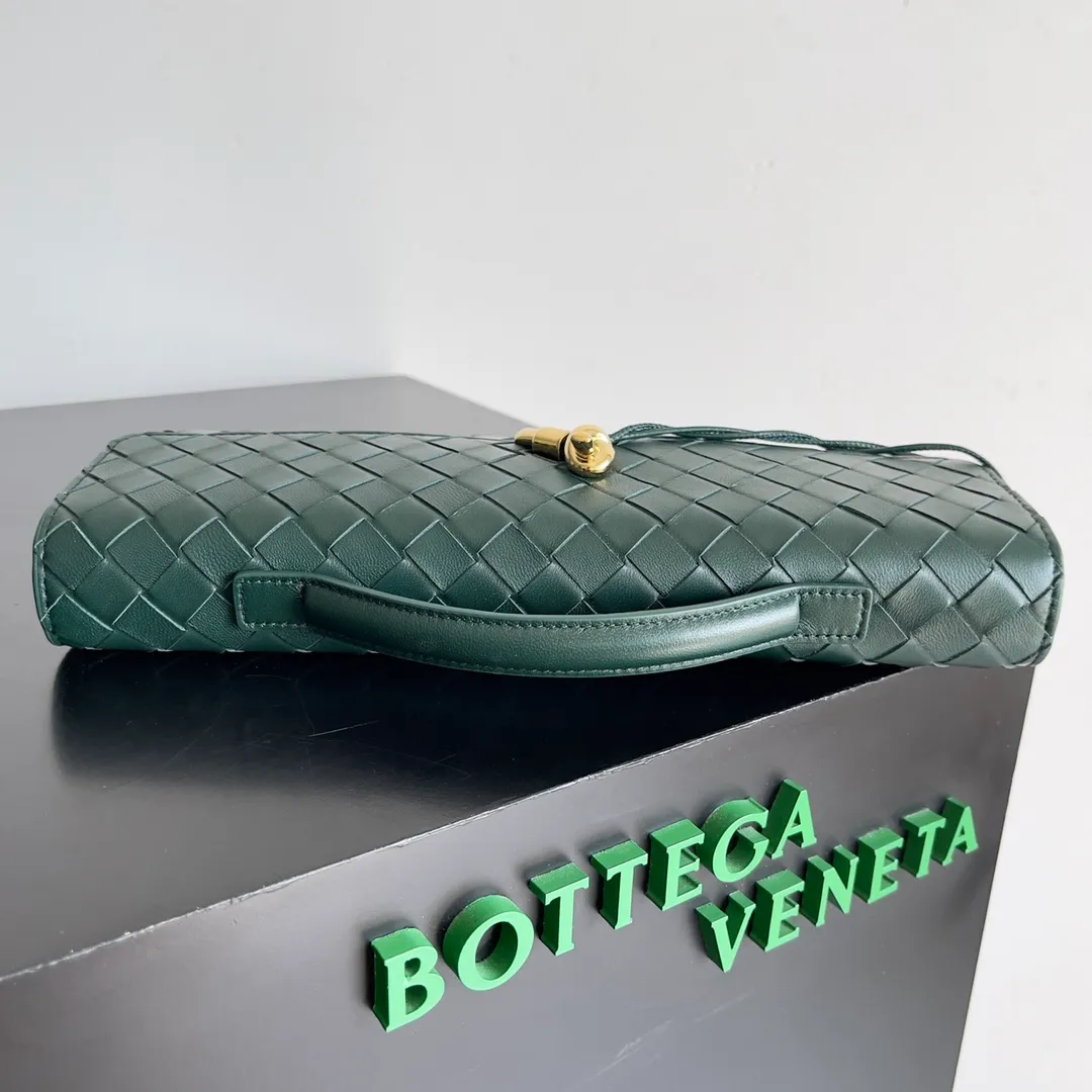 The batch of 1360 BV Andiamo evening handbags has been heavily planted again~ The designer aesthetics in the era of economic downturn are back. I fall in love with it at first sight and can't put it down. It's so beautiful and full of aura. The shape and texture are very competitive. It's light in weight and has sufficient capacity. It's a must-have for fashionistas. It's suitable for many occasions, minimalist, high-end and light luxury. Model No.: 741511 Size: 31*13*3cm